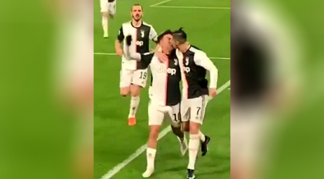 Ronaldo ve Dybala dudak dudağa öpüşürken yakalandı!
