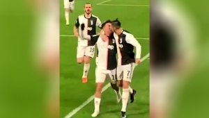 Ronaldo ve Dybala dudak dudağa öpüşürken yakalandı!