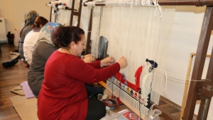 Koyun Yününden Ordu Kilimi Dokunuyor