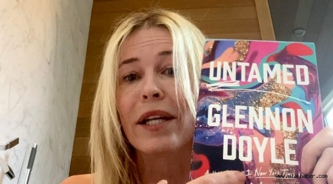Chelsea Handler, karantinada okuduğu kitapları küvette çıplak pozla paylaştı