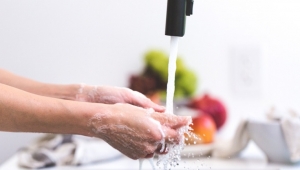 COVID-19 Nedeniyle Kadınların Yüzde 50'si Evde 3 Saat Temizlik Yapıyor