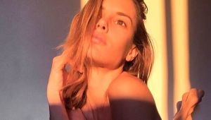 Mauricio Isla'nın eşi Gala Caldirola, camın önünde çıplak şekilde güneşlendi