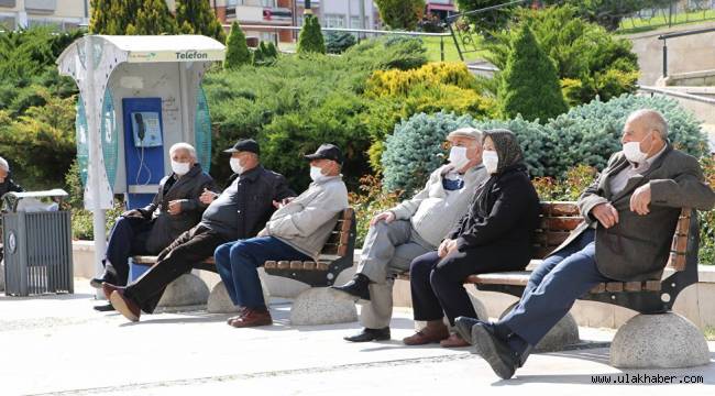 Bazı illerde 65 yaş üstüne belirlenen zaman diliminde sokağa çıkma kısıtlaması geldi