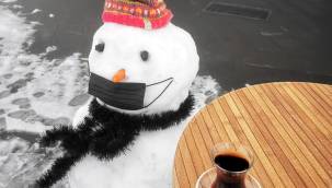 Erciyes'e kar yağdı, kardan adama maske takıldı