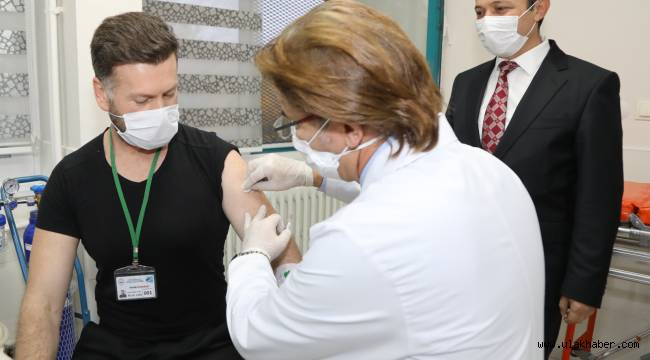 Erciyes Üniversitesi'nde geliştirilen koronavirüs aşısı bir gönüllüye uygulandı