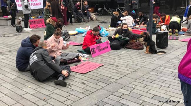Hollanda'nın Rotterdam kentinde, muhteşem 'Kara Cuma' protestosu
