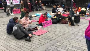 Hollanda'nın Rotterdam kentinde, muhteşem 'Kara Cuma' protestosu