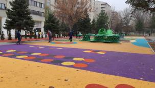 Melikgazi Belediyesi'nin yaptığı 80 parkın oyun grupları geldi