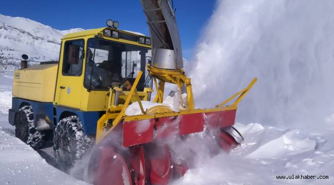 Büyükşehir Belediyesi, kar nedeniyle kapanan 69 mahalle yolunu açtı