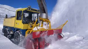 Büyükşehir Belediyesi, kar nedeniyle kapanan 69 mahalle yolunu açtı