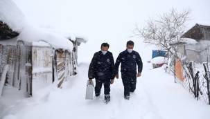 Sağlıkçılar hastalara ulaşmak için kar kış dinlemedi