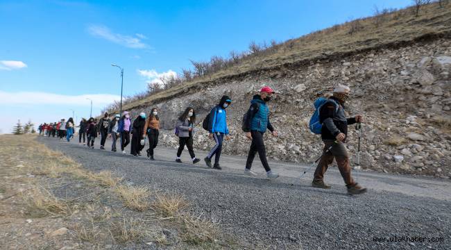 Talas Belediyesi'nin eğitimini alan genç dağcılar doğa yürüyüşünde
