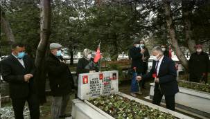 Başkan Büyükkılıç'tan şehitlere dua ve karanfil