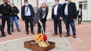 Başkan Öztürk nevruzu kutladı, halka fidan dağıttı