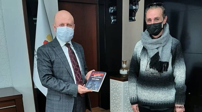 Gazeteci Yazar Çetin Agaşe Başkan Çolakbayrakdar'a son kitabını hediye etti