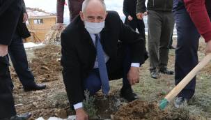 Başkan Öztürk polislerle birlikte ağaç dikti