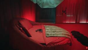 Camdaki Kız dizisindeki kırmızı oda sahnesi Twitter'da gündem oldu