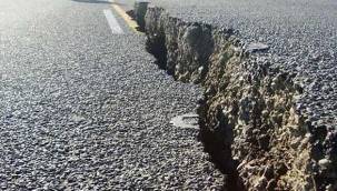 İran 5.9 büyüklüğündeki depremle sarsıldı