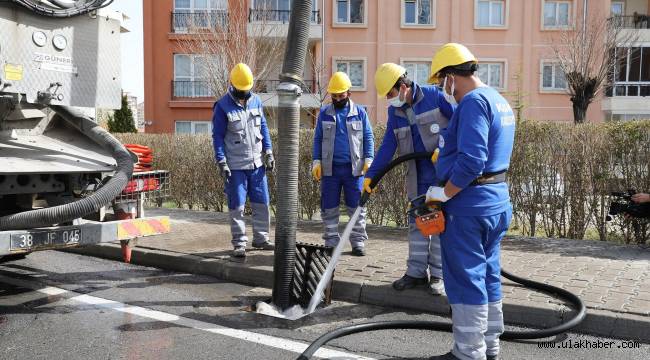 KASKİ ızgaralarda temizlik çalışması yapıyor