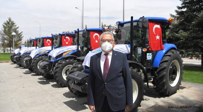 Kayseri Büyükşehir Belediyesi'nden 5 ilçeye traktör desteği