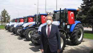 Kayseri Büyükşehir Belediyesi'nden 5 ilçeye traktör desteği