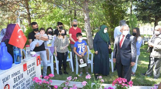 Başkan Büyükkılıç'tan şehitlik ziyareti