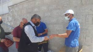 Pınarbaşı Belediyesi Cuma namazında maske ve dezenfektan dağıttı