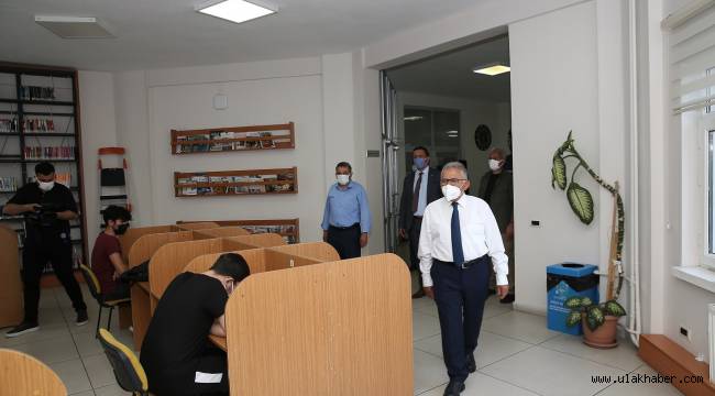 Başkan Büyükkılıç, Sezai Karakoç Kütüphanesi'nde gençleri ziyaret etti