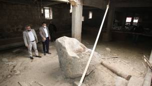 Hacılar'da bir vatandaşın ahırına 8 tonluk kaya düştü! Başkan Özdoğan vatandaşı ziyaret etti