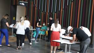 Kumsmall AVM'de mobil ekipler aşı yaptı