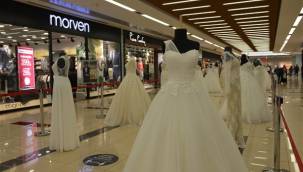 Mülteci kadınlar tarafından dikilen gelinlikler görücüye çıktı