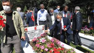 Başkan Büyükkılıç'tan 15 Temmuz'da şehitlere dua ve karanfil