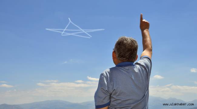 Başkan Büyükkılıç, Türk Yıldızları'nın nefes kesen gösterisini vatandaşlarla izledi