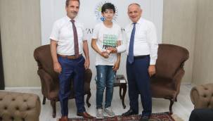 Başkan Esat Öztürk LGS birincisi İbrahim Kürtüncüoğlu'nu tebrik etti