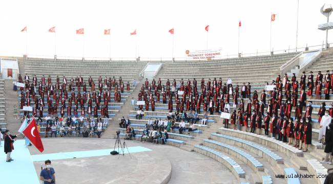 ERÜ İktisadi ve İdari Bilimler Fakültesi'nde mezuniyet sevinci