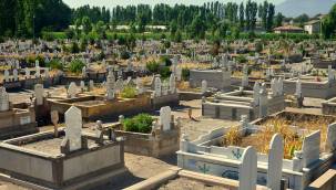 Kayseri Büyükşehir Belediyesi, mezarlıkları bayrama hazırladı