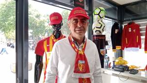 Kazım Yücel Kayserispor'un lisanslı ürünlerini vatandaşlara dağıttı