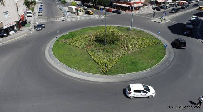 Melikgazi'nin kavşakları yeşillendi