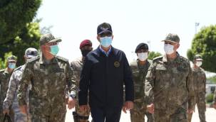 Milli Savunma Bakanı Akar ve kuvvet komutanları sınır hattında