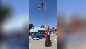 Afgan mülteciler, Alanya'da kendi bayraklarını göndere çekti!