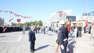 Başkan Büyükkılıç, Zafer Bayramı kutlamalarının ardından şehitliği ziyaret etti