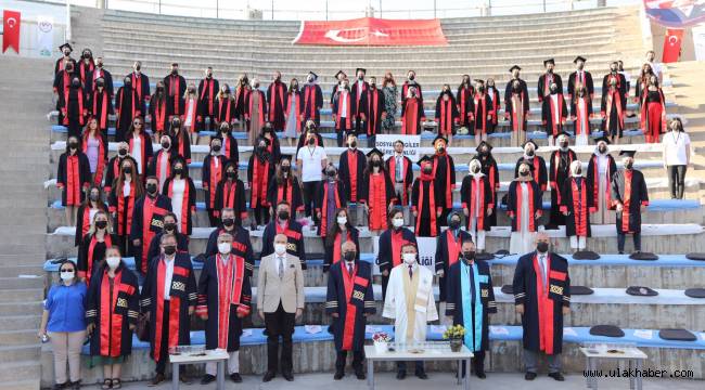 Erciyes Üniversitesi Eğitim Fakültesi'nde mezuniyet coşkusu yaşandı