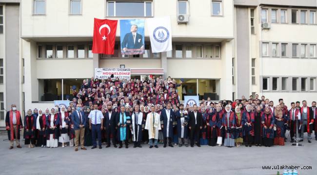 Erciyes Üniversitesi İlahiyat Fakültesi'nde mezuniyet coşkusu