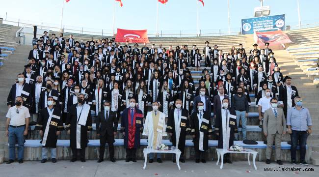 Erciyes Üniversitesi İletişim Fakültesi'nde mezuniyet sevinci