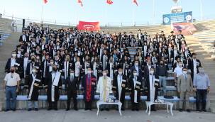 Erciyes Üniversitesi İletişim Fakültesi'nde mezuniyet sevinci