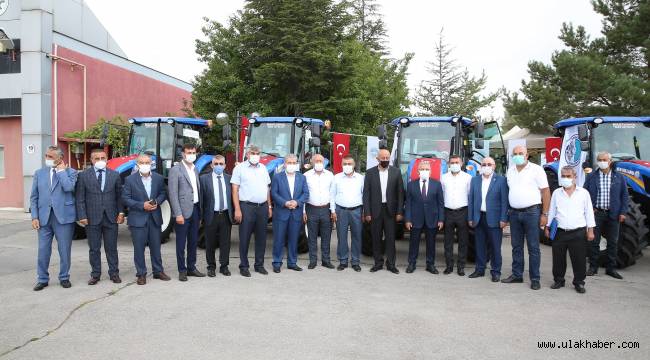 Kayseri Büyükşehir Belediyesi 6 traktörü çiftçinin hizmetine sundu