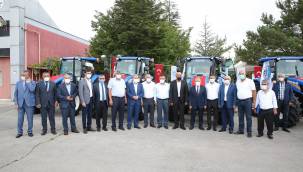 Kayseri Büyükşehir Belediyesi 6 traktörü çiftçinin hizmetine sundu