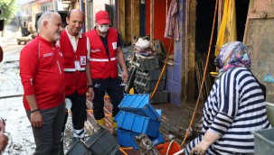 Kızılay gönüllüleri sel bölgesinde yaraları sarmaya devam ediyor