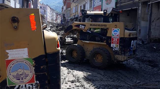 Melikgazi Belediyesi'nin iş makinaları Kastamonu'ya desteğe gitti