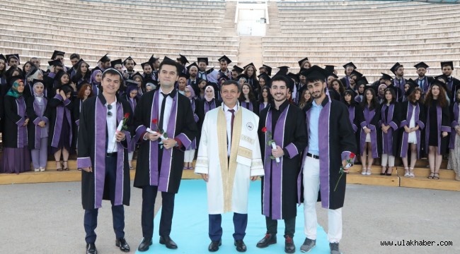 Erciyes Üniversitesi Diş Hekimliği Fakültesi'nde mezuniyet coşkusu